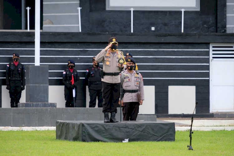 Tradisi Untuk Tingkatkan Jiwa Korsa, Kapolda NTT Berikan Penghormatan Khusus Kepada 100 Pasukan Brimobda NTT BKO Papua