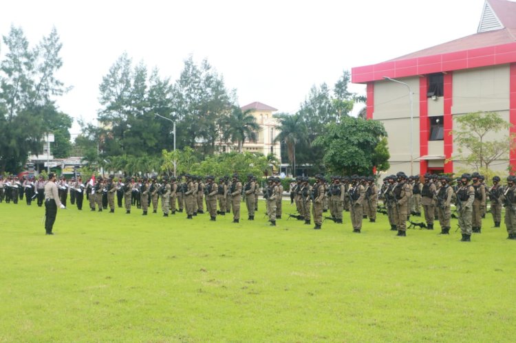 Tradisi Untuk Tingkatkan Jiwa Korsa, Kapolda NTT Berikan Penghormatan Khusus Kepada 100 Pasukan Brimobda NTT BKO Papua