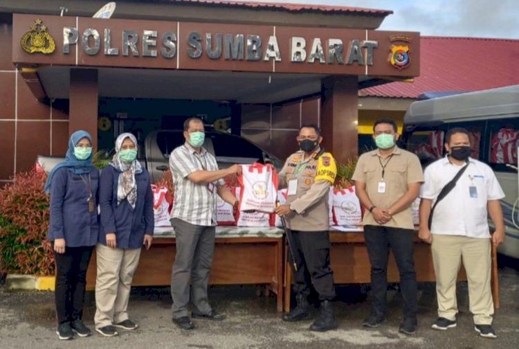 Polres Sumba Barat Distribusikan 1000 Paket Sembako Bantuan dari Presiden RI kepada Masyarakat