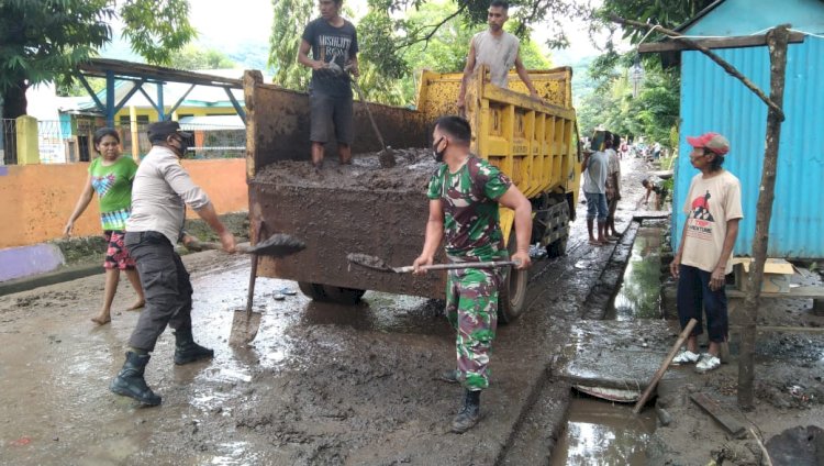 Sinergitas TNI POLRI dan Pemerintah Kecamatan Teluk Mutiara Gotong Royong Bersihkan Lingkungan