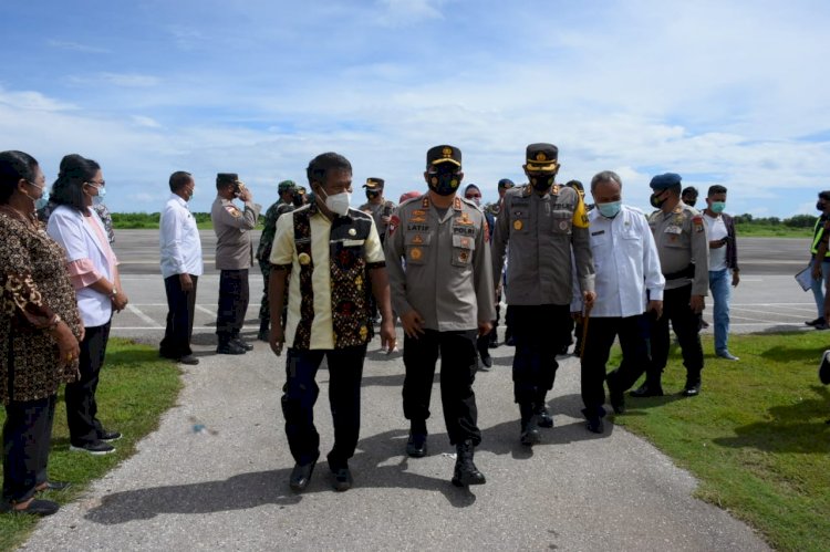 Tiba di Bandara Tambolaka, Kapolda Bersama Ketua Bhayangkari Daerah NTT disambut Hangat Bupati SBD dengan Pengalungan Kain Adat