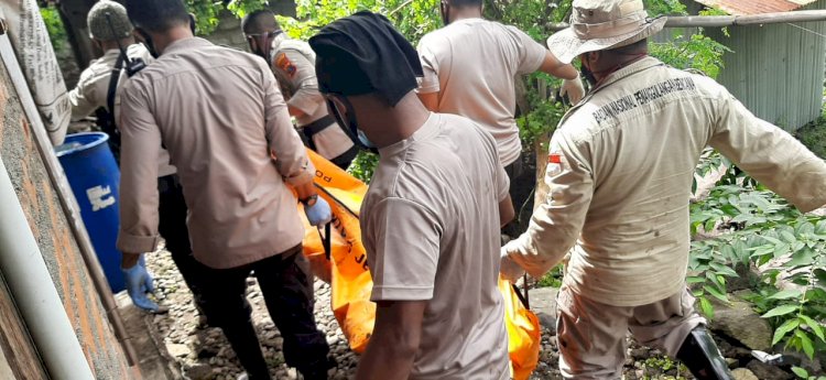 Polres Lembata Terjunkan Anggota Bantu Evakuasi Korban Banjir di Desa Waimatan