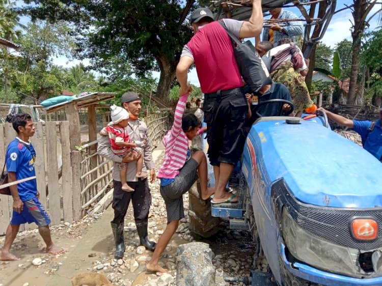 Tim Gabungan TNI POLRI di Malaka Bantu Evakuasi Warga Korban Banjir Menggunakan Traktor