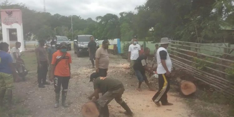 Anggota Polsek Amfoang Timur Bahu Membahu Bersama Masyarakat Bersihkan Akses Jalan Akibat Bencana