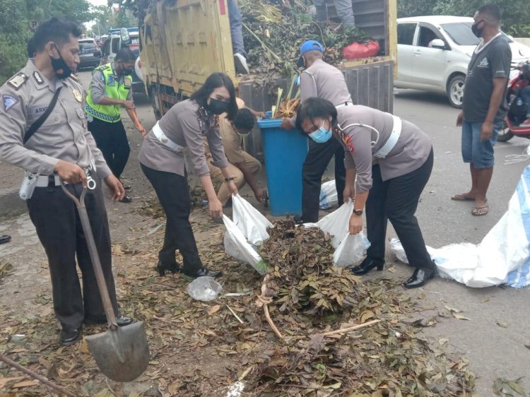Ditlantas Polda NTT Bantu Bersihkan Sampah di Kota Kupang Pasca Bencana Seroja