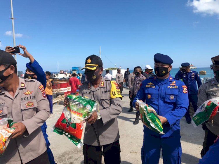 Polri Peduli NTT, Telah Tiba Bantuan Untuk Korban Terdampak Bencana di Sabu  Raijua Menggunakan Kapal Polairud Baharkam Polri