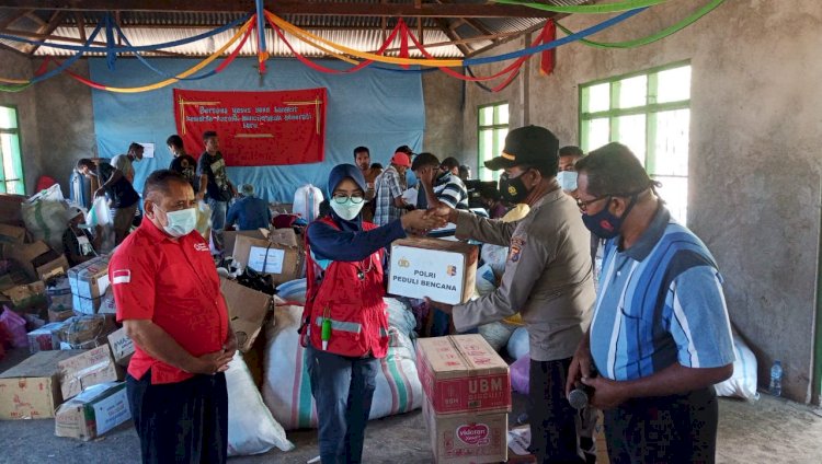 Polri Peduli Bencana, Pawasdal Wotan Wolomado Serahkan Bantuan Obat-Obatan di Posko Desa Oyang Barang