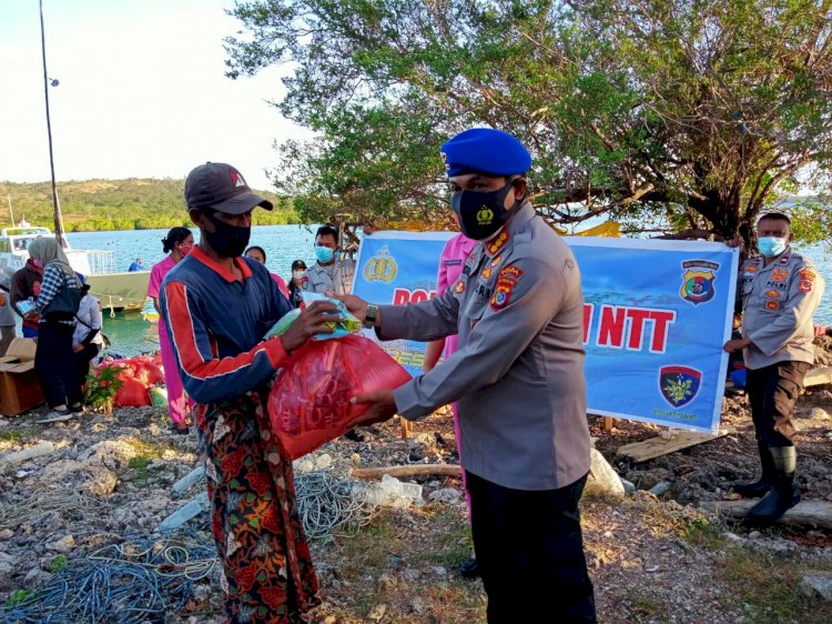 Polri Peduli Bencana, Ditpolairud Polda NTT Bagikan Puluhan Paket Sembako di Pulau Semau