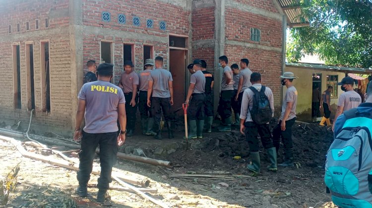 Puluhan Personil Polri Bersihkan Rumah Warga Korban Banjir Bandang di Narasaosina