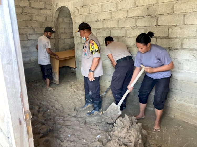 Polres Malaka Bersama Jemaat Bahu Membahu Bersihkan Rumah Ibadah Dari Lumpur di Desa Forekmodok