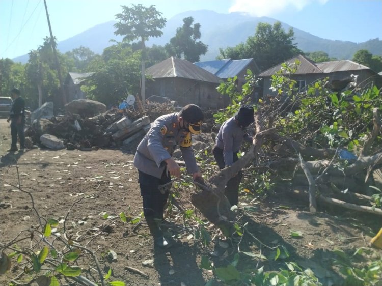 Kapolres Lembata Turun Langsung Bantu Angkat Material Pohon Tumbang Akibat Bencana Alam Banjir di Ile Ape