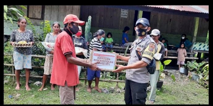 Personil Polres Sumba Timur Salurkan Bantuan Kemanusiaan Polri Peduli Bencana di Delapan Desa