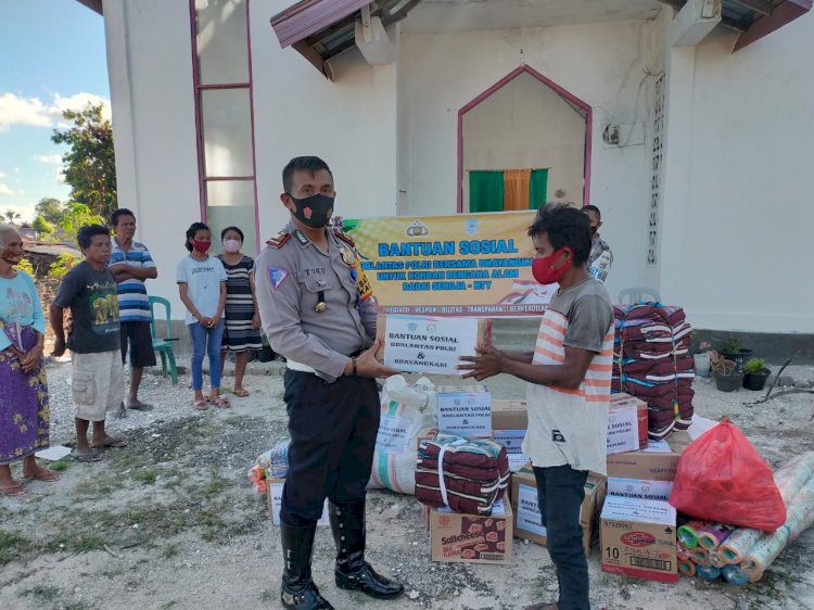Polres Rote Ndao Distribusikan Bantuan dari Korlantas Polri Untuk Korban Bencana Alam di Desa Dolasi