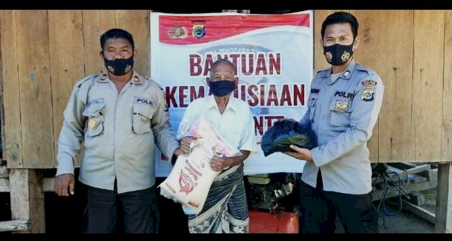 Polres Sumba Timur Bantu Distribusikan Bansos Peduli Bencana di Tujuh Desa
