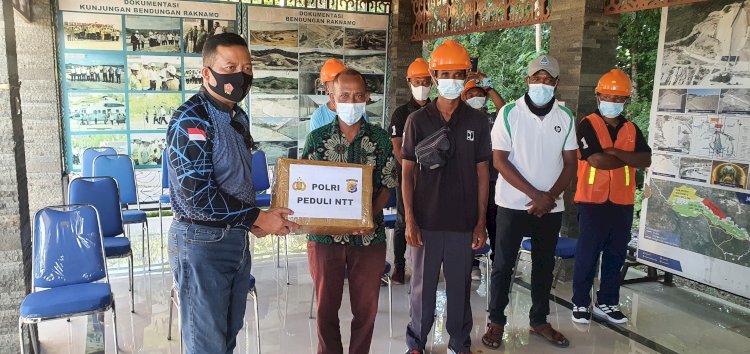 Patroli Kemanusiaan, Kapolda NTT Serahkan Bansos di Kabupaten Kupang dan Kota Kupang
