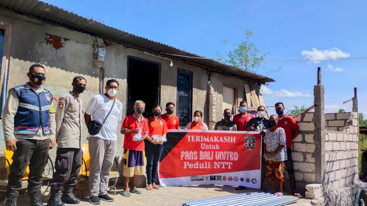 Anggota Polres Kupang Dampingi Komunitas Bali United Serahkan Bantuan Kepada Warga Terdampak Bencana di Oebelo