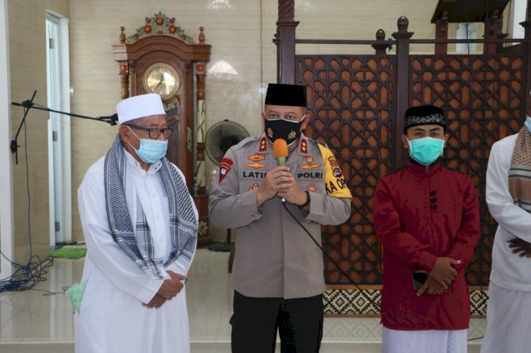Sholat Jumat Bersama di Masjid Raya Kupang, Kapolda NTT Apresiasi Penerapan Prokes