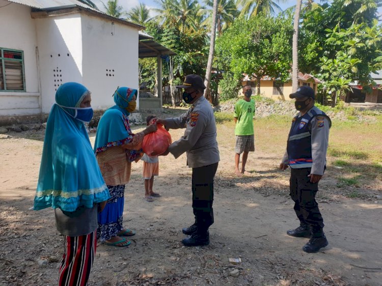 Berbagai Kasih di Bulan Rahmadan, Anggota Polres Ngada Bersama Bank BNI Salurkan Bantuan ke Warga Kurang Mampu di Riung