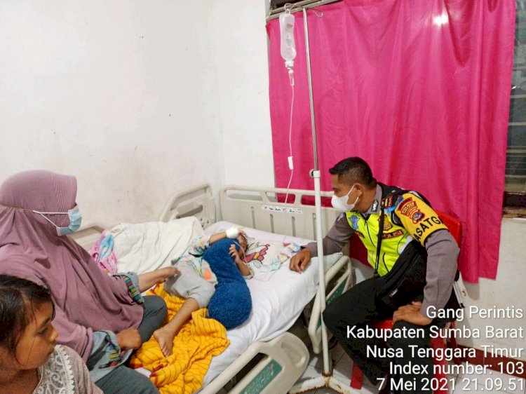 Kasat Lantas Polres Sumba Barat Sigap Larikan Anak Kecil Korban Kecelakaan ke Rumah Sakit