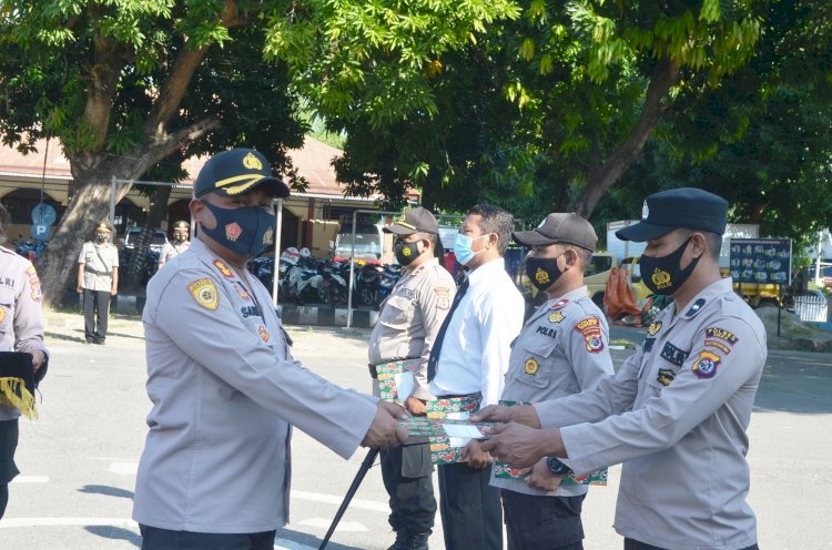 Miliki Displin, Dedikasi dan Loyalitas, Enam Anggota Polda NTT Dapat Reward