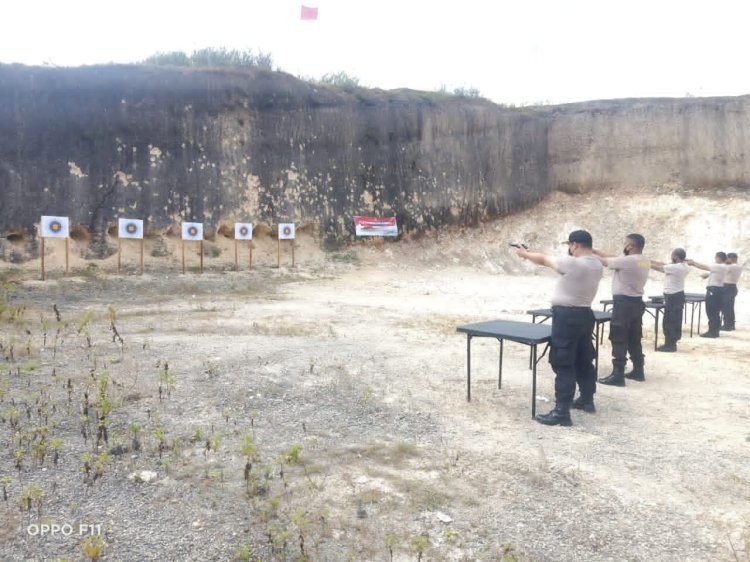 Tingkatkan Kemampuan Personel, Jajaran Polres TTS - Polda NTT Gelar Latihan Menembak
