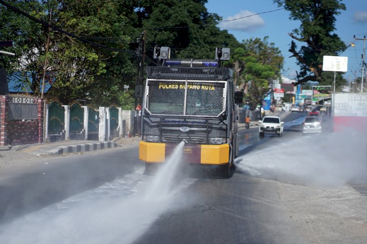 Cegah Meningkatnya Covid 19, Polres Kupang Kota Gunakan Mobil Water Canon Semprot Disinfektan