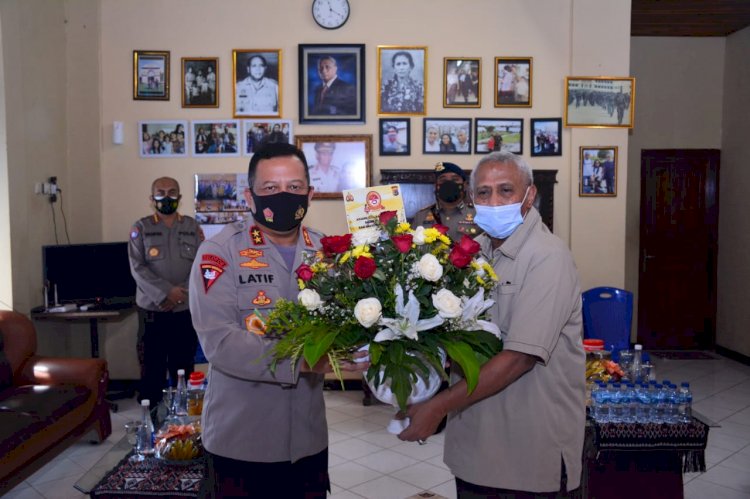 Sambut Hari Bhayangkara Ke-75, Kapolda NTT Silahturahmi ke Irjen Pol. (Purn) Drs. Y. Jacki Uly