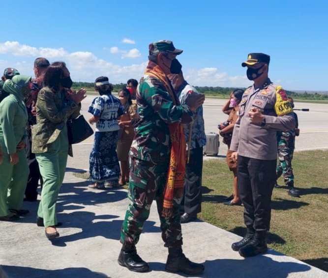 Kunjungan Kerja di Wilkum Polda NTT, Pangdam IX / Udayana Disambut Kapolres Sumba Timur