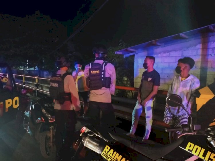 Patroli Antisipasi Premanisme, Ditsamapta Polda NTT Bubarkan Pemuda Yang Sedang Pesta Miras