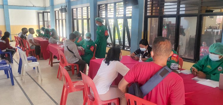 Percepatan Penaganan Covid-19, Biddokkes Polda NTT Gelar Vaksinasi Massal di Dua Lokasi di Kota Kupang