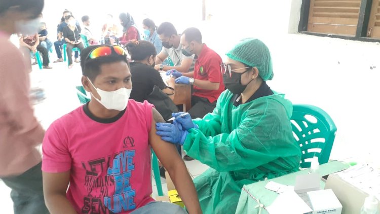 Dukung Percepatan Program Pemerintah, Rev@co Biddokkes Polda NTT Kembali Gelar Vaksinasi Massal di Dua Gereja Kota Kupang