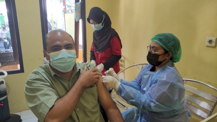 Bantu Percepatan Penanganan Covid-19, Biddokkes Polda NTT Gelar Vaksinasi Massal di Kabupaten dan Kota Kupang