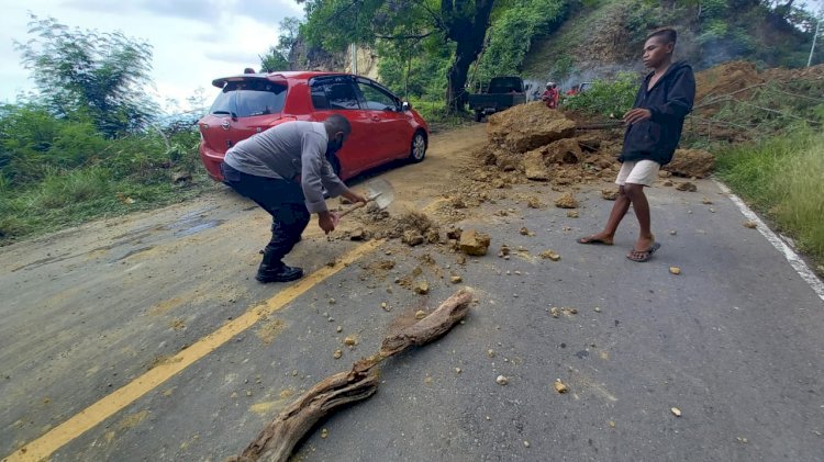 Kapolsek Paga Pimpin Warga Gotong Royong Bersihkan Material Longsor Yang Menutupi Badan Jalan Di Dusun Mauloo Timur