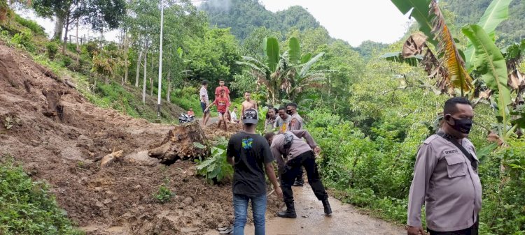 Kapolsek Paga Pimpin Warga Gotong Royong Bersihkan Material Longsor Yang Menutupi Badan Jalan Di Dusun Nuabari