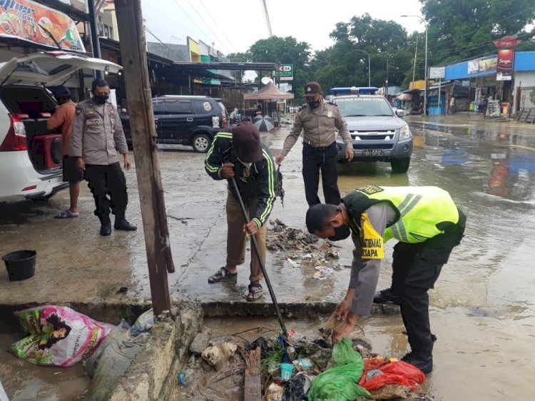 Aksi Peduli Bhabinkamtibmas Polsek Kelapa Lima Bantu Warga Bersihkan Sampah Yang Mengakibatkan Banjir