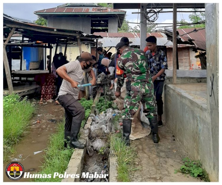 Peduli Kebersihan, TNI-Polri Gotong Royong Bersihkan Pasar Inpres Terang