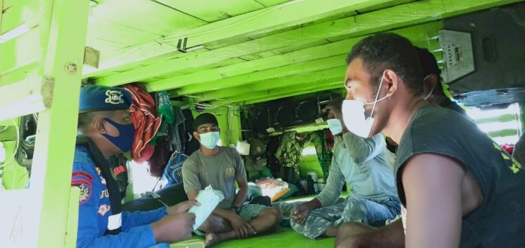 Ditpolair Polda NTT Giatkan Patroli Dialogis, Beri Imbauan Prokes dan Bagikan Masker Kepada Awak Kapal di Perairan Waibalun