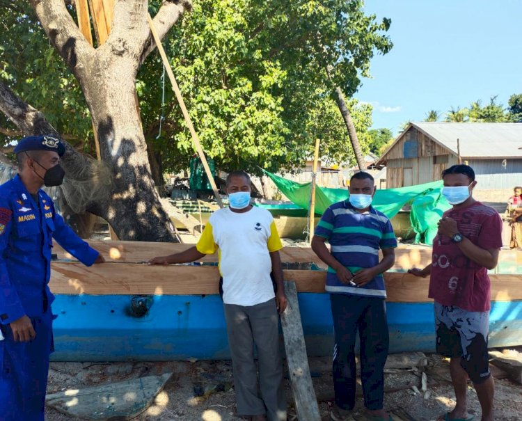 Berikan Edukasi Prokes Kepada Nelayan, Personil Ditpolair Polda NTT Tekankan Pentingnya Membiasakan Hidup Sehat