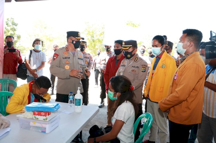 Polda NTT dan BEM Nusantara NTT Laksanakan Vaksinasi Massal