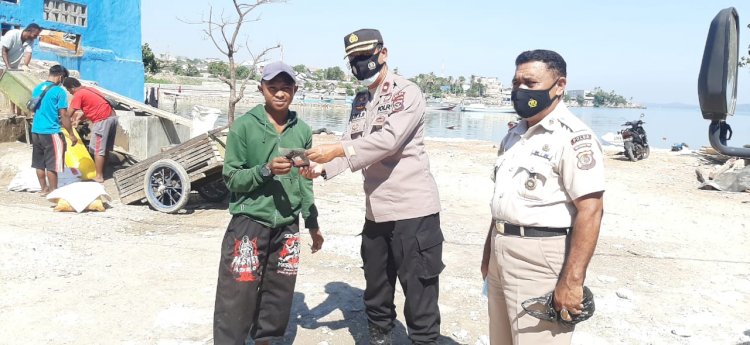 PPKM Level IV, Personel Ditbinmas Polda NTT Secara Humanis Bagikan Masker dan Imbauan Prokes Kepada Masyarakat Kota Kupang