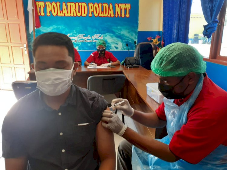 Hari Ini Biddokkes Polda NTT Lakukan Vaksinasi Covid-19 Kepada Masyarakat di Bolok dan  Sikumana