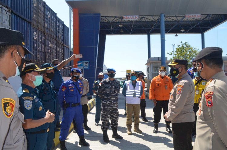 Irwasda Polda NTT Cek Pelaksanaan Penyekatan PPKM Level IV di Pelabuhan Lorens Say Maumere Sikka