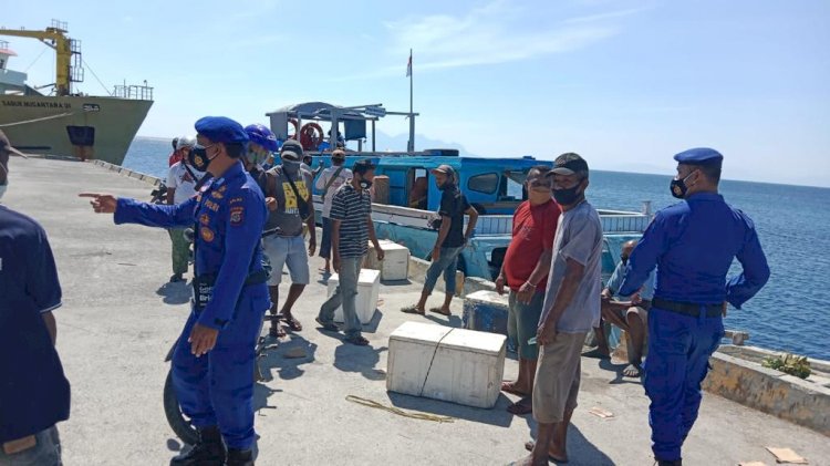 Secara Humanis, Personel Ditpolairud Polda NTT Beri Imbauan Prokes di Pelabuhan Lorens Say Maumere