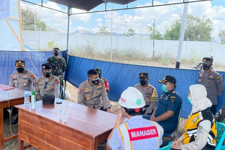 Cek Penyekatan PPKM Level IV di Pelabuhan Nusantara Waingapu, Irwasda Polda NTT Ingatkan Personel Tetap Humanis
