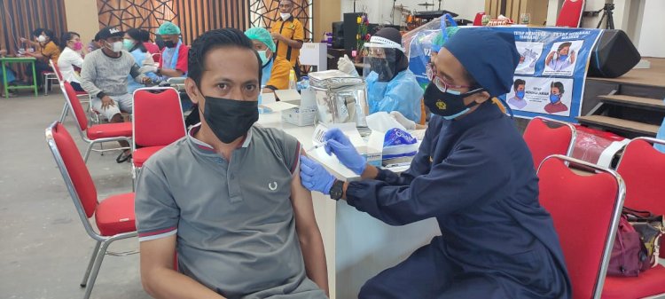 Rev@co Biddokkes Polda NTT Gelar Vaksinasi Massal Untuk Masyarakat BTN Kolhua