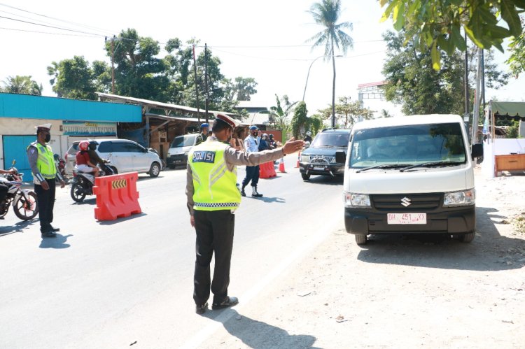 Tekan Penyebaran Covid-19 di Masa PPKM Level IV, Ditlantas Polda NTT Perketat Penyekatan Jalan di Kota Kupang