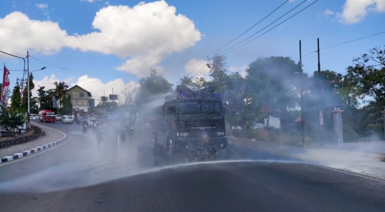 Tekan Penyebaran Covid-19 di Masa PPKM Level IV, Polda NTT Kerahkan Kendaraan Taktis Lakukan Penyemprotan Disinfektan di Kota Kupang