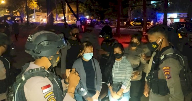 Laksanakan KRYD di Kota Kupang, Personil Ditsamapta Polda NTT Sambangi Tempat Kerumunan Warga Terus Beri Imbau Prokes
