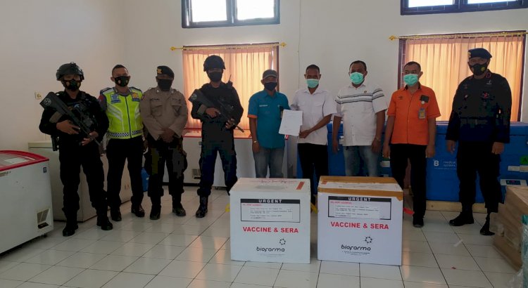 Personil Polda NTT Kawal Ketat Penambahan 2 Koli Vaksin Covid-19 di Kupang