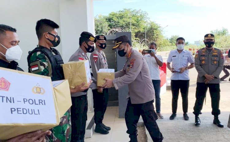 Kunjungi PLBN Motain, Irwasda Polda NTT Serahkan Bingkisan Kepada Personel Gabungan TNI POLRI yang Bertugas di Perbatsan RI-RDTL